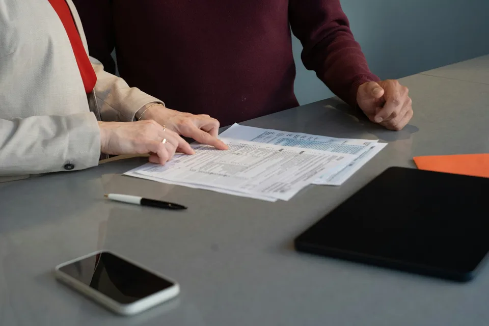 Due persone esaminano insieme documenti di lavoro